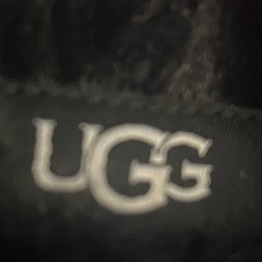 UGG NWT Soft and Adorable Kid's Faux Fur Pom Pom Beanie in Black, SZ 4-6 Unisex - Picture 7 of 10